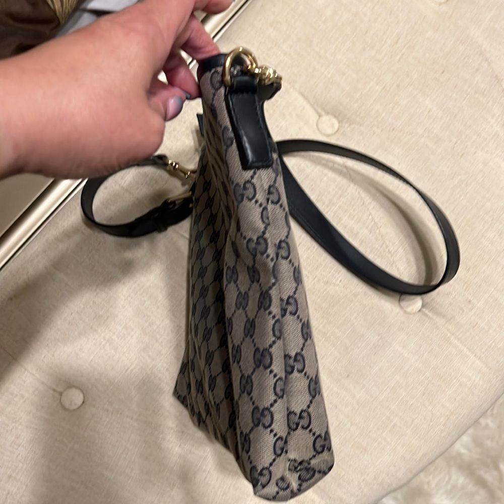 Gucci messenger bag good condition only two very light spots. Authentic - Picture 6 of 7